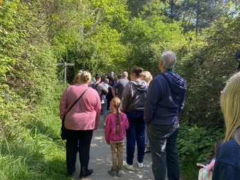Crowd of people on a guided walk at Hanningfield Reservoir Nature Discovery Park